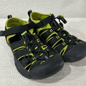 Keen Water shoes - washable - little kids size 4 unisex